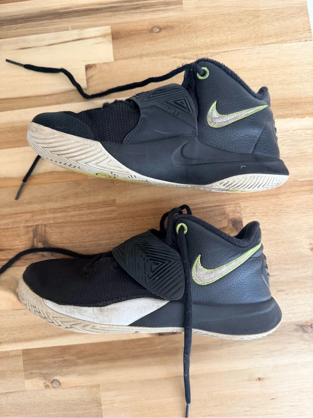 Nike Kyrie Flytrap 3 BQ3060-001 Black Lace Up Basketball Shoes Kids Size 1 Youth